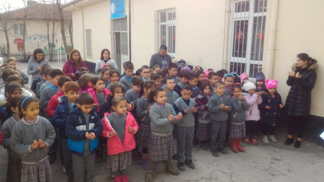 Minik eller Mehmetçik için semaya kalktı